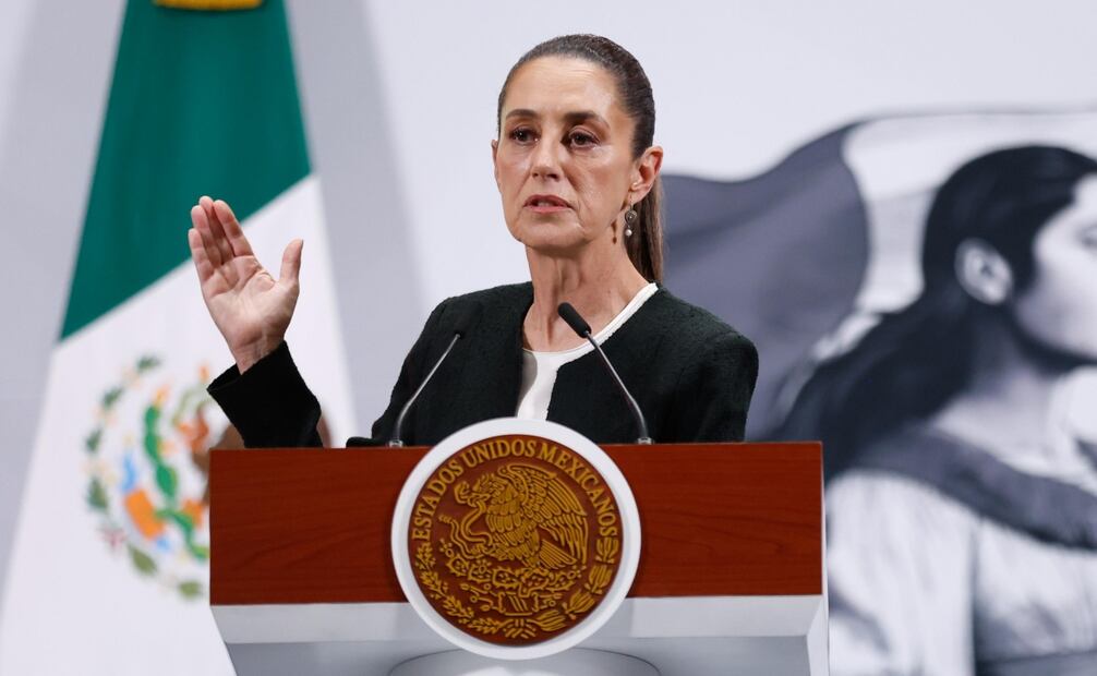 La presidenta de México, Claudia Sheinbaum Pardo, informó que tras la llamada que sostuvo por la mañana con el mandatario estadounidense, Donald Trump, se acordó que no se requerirá que México pague aranceles a todos aquellos productos dentro del T-MEC. Foto: Diego Simón / EL UNIVERSAL