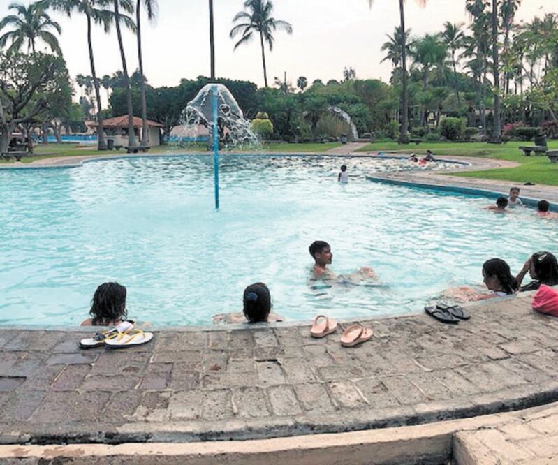 Unas 15 familias disfrutaron de las albercas del balneario Exhacienda de Temixco, ubicado en la capital del estado. Foto: JUSTINO MIRANDA. EL UNIVERSAL