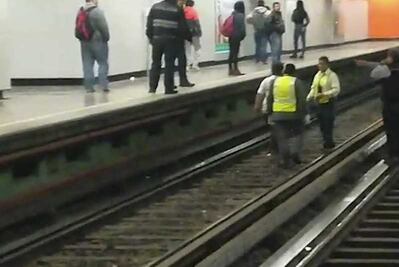  Mujer baja a vías del metro e interrumpe servicio