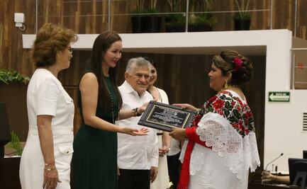 Congreso de Yucatán entrega reconocimiento a partera maya