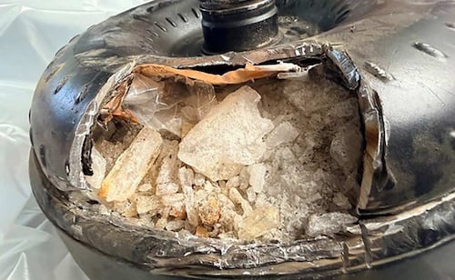 Aseguran 3 kilos de metanfetamina en el aeropuerto internacional de Toluca; estaba oculta en una pieza metálica