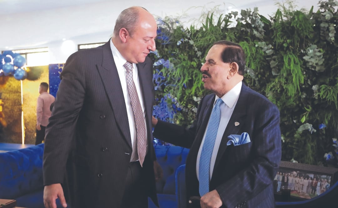 Juan Francisco Ealy Lanz Duret, Vicepresidente Ejecutivo y Director General, y el Licenciado Juan Francisco Ealy Ortiz, Presidente Ejecutivo y del Consejo de Administración de EL UNIVERSAL, durante el homenaje al Licenciado por 55 años al frente de LOS UNIVERSALES, en una reunión de amigos, invitados especiales y colaboradores. Foto: de LUIS CAMACHO. EL UNIVERSAL