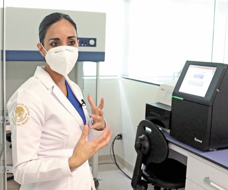 Para identificar a los cadáveres, se diseñó una bolsa especial que permite ver la cara del fallecido, explica Claudia Meixueiro. FOTOS: CARLOS MEJÍA. EL UNIVERSAL