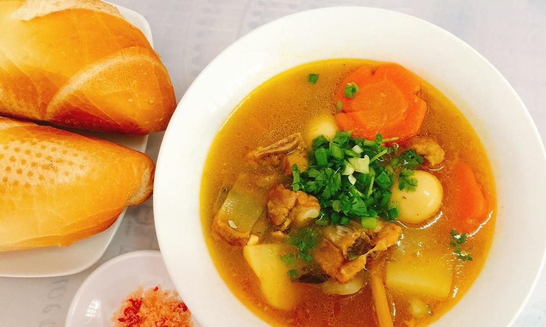 Considerado un “platillo de fonda”, hoy el Caldo Tlalpeño se adapta a los gustos modernos. Foto: Pexels