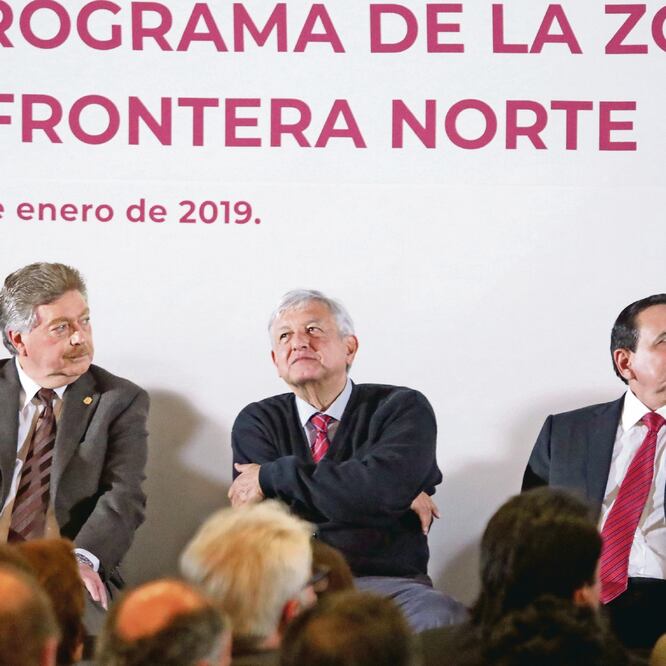 Acompañado por el gobernador de Baja California, Francisco Vega de Lamadrid (izq.), el presidente Andrés Manuel López Obrador puso en marcha en Tijuana el programa de estímulos fiscales Zona Libre de la Frontera Norte. ARIEL OJEDA. EL UNIVERSAL