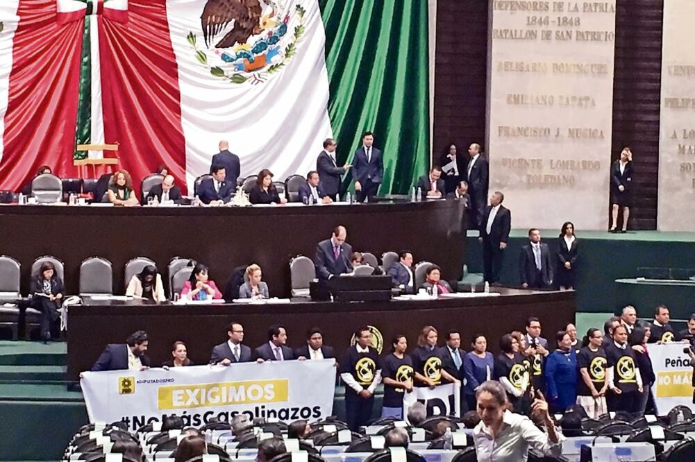 Legisladores del PRD tomaron la tribuna y protestaron contra el gasolinazo que se prevé para este mes (HORACIO JIMÉNEZ. EL UNIVERSAL)