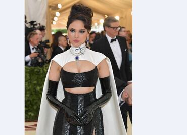 Eiza González desfila en la Gala del Met
