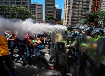 Opositores y fuerzas de seguridad chocan durante marcha en Venezuela