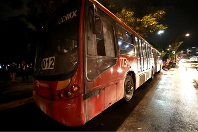 Normalizan circulación en Insurgentes tras unidad quemada de Metrobús