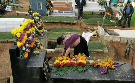 Con pétalos de cempasúchil y velas, tzotziles esperan que sus fieles difuntos vuelvan a casa
