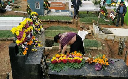 Con pétalos de cempasúchil y velas, tzotziles esperan que sus fieles difuntos vuelvan a casa
