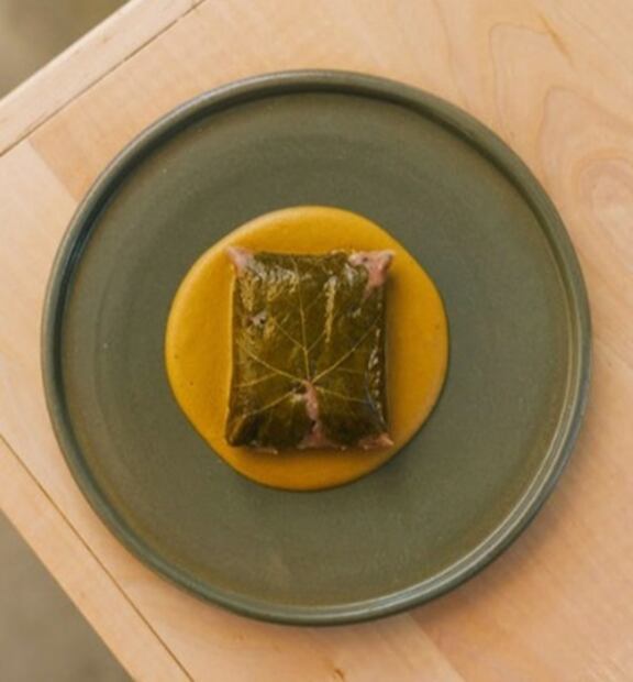 Tamal de calabaza de castilla envuelto en parra.