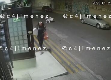 ¿Los padres del año? Pareja escapa de balacera y deja tirada en el piso a su hija en la GAM: VIDEO