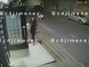 ¿Los padres del año? Pareja escapa de balacera y deja tirada en el piso a su hija en la GAM: VIDEO