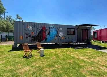 Duerme en un contenedor cerca de los viñedos de Querétaro