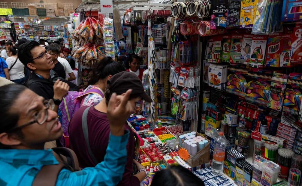Compras escolares desbordan la calle Mesones; familias enfrentan listas más largas y precios más altos.
Foto: Hugo Salvador / EL UNIVERSAL