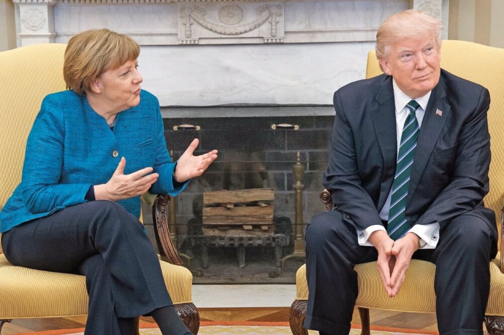 La canciller Angela Merkel y su anfitrión, el presidente Donald Trump, en la sesión de fotos previa a su encuentro de ayer en la Casa Blanca (MICHAEL REYNOLDS. EFE)