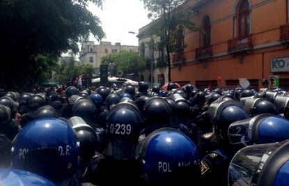 Más de mil policías impiden paso a maestros en Balderas