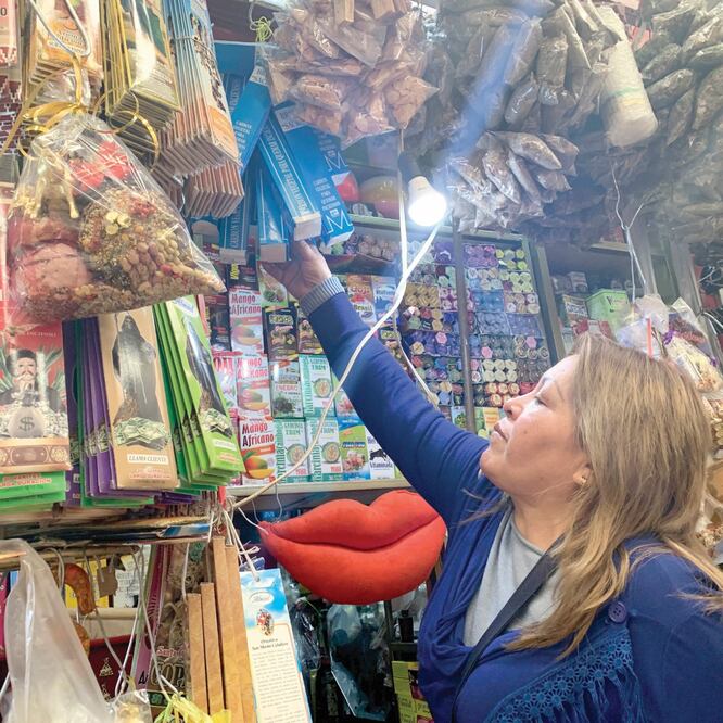 Los negocios más antiguos del mercado 16 de Septiembre en Toluca ofrecen paquetes para pedir abundancia para 2019. FOTOS: CLAUDIA GONZÁLEZ. EL UNIVERSAL