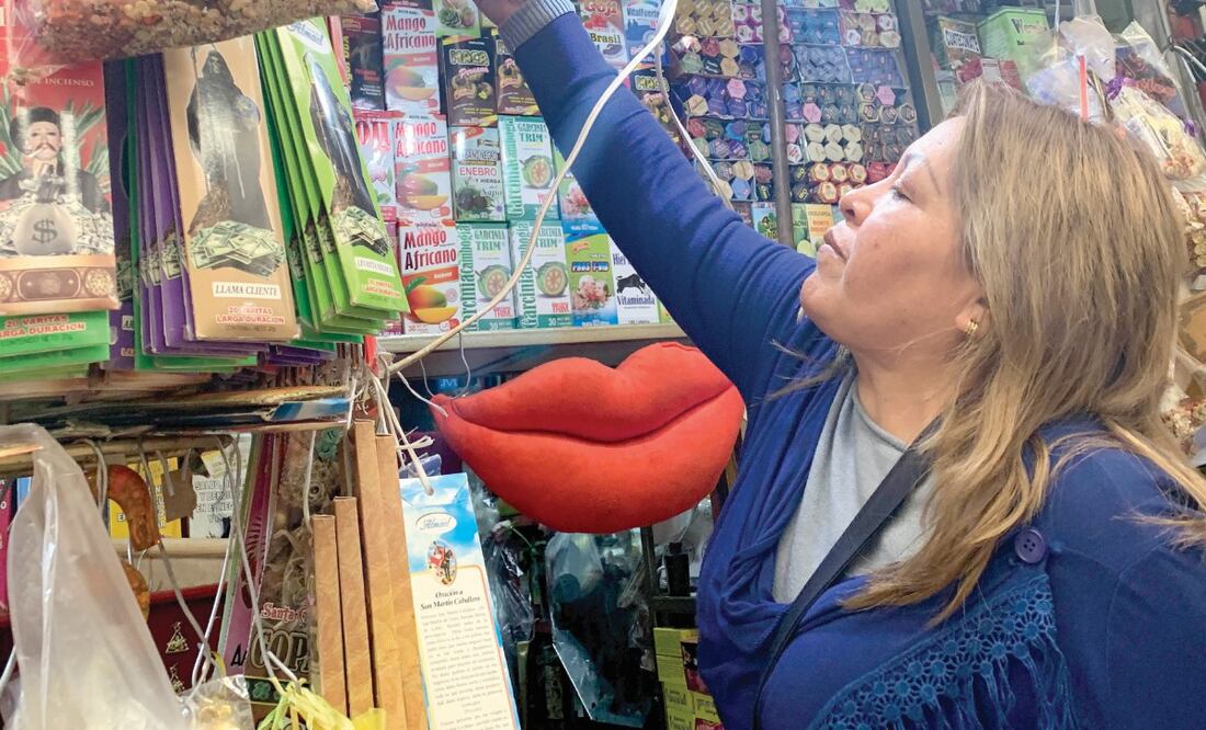 Los negocios más antiguos del mercado 16 de Septiembre en Toluca ofrecen paquetes para pedir abundancia para 2019. FOTOS: CLAUDIA GONZÁLEZ. EL UNIVERSAL