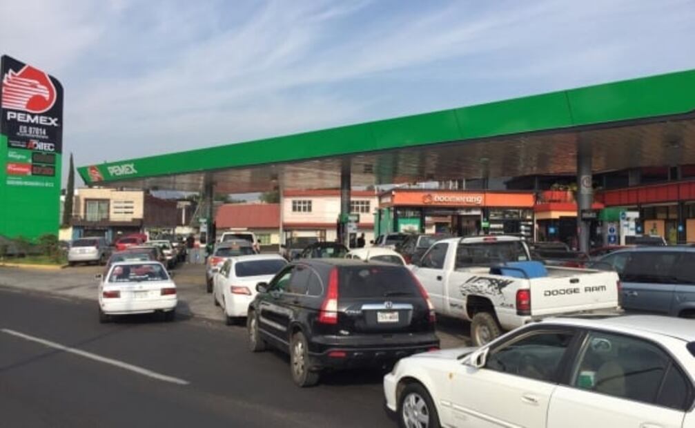 Baja precio de gasolina en varios estados; venden en 15 pesos el litro