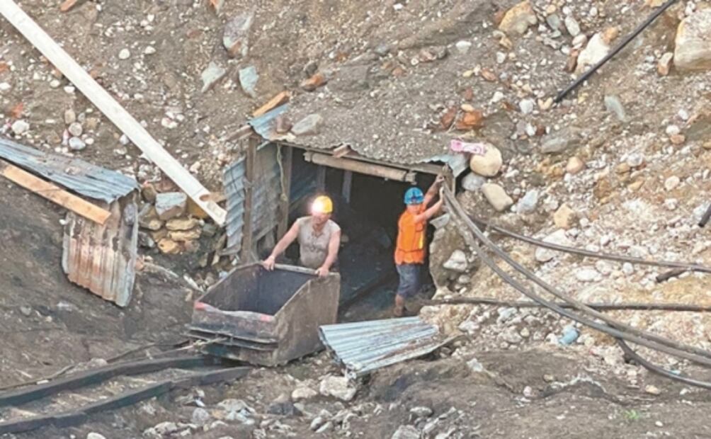 Rescatistas, sin poder desaguar mina Micarán en Coahuila