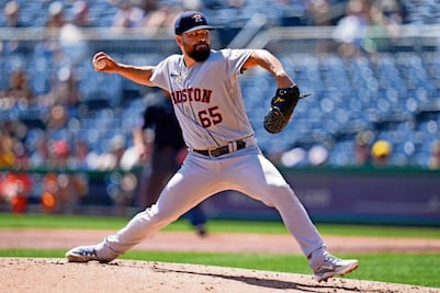 Urquidy brilla y ganan los Astros