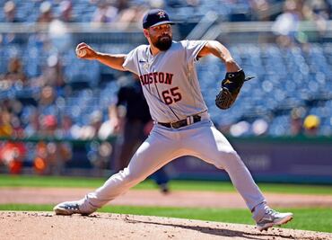 Urquidy brilla y ganan los Astros