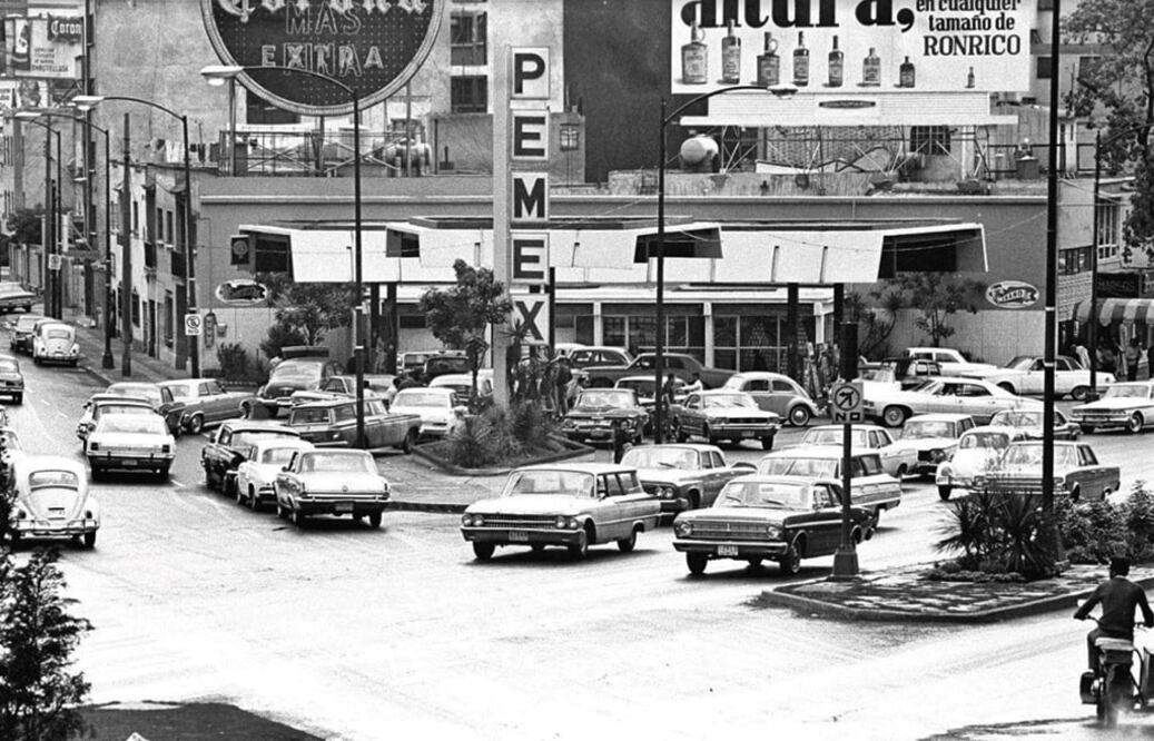 La esquina de la Avenida de los Insurgentes Sur y Nuevo León, en los límites de la colonia Hipódromo, a inicios de los años setenta. Con ciertas modificaciones, la estación de servicio y los edificios que aparecen en la foto aún existen. Imagen: Archivo El Universal 