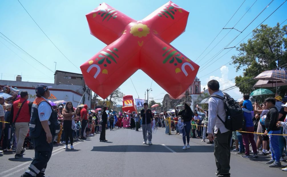 Entre globos y risas, Xochimilco celebra el Día del Niño; familias disfrutan desfile y actividades.
Foto: Santiago Cadena / EL UNIVERSAL.