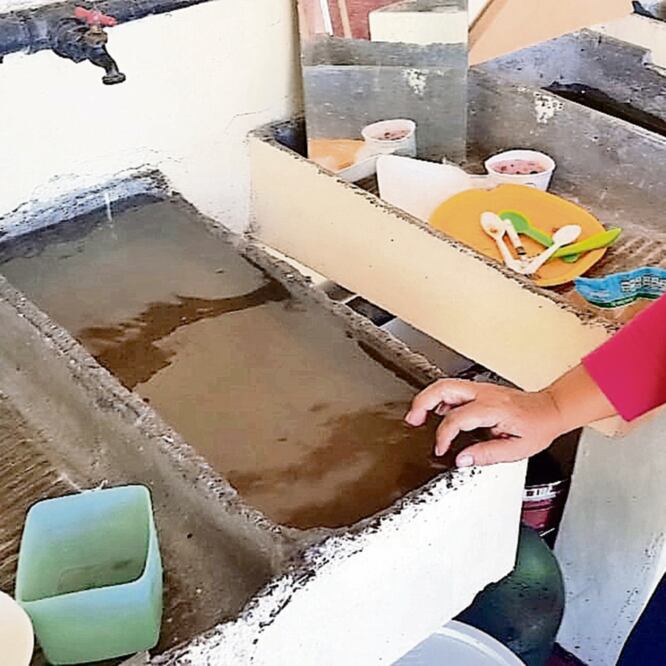 Desde el miércoles que comenzó a restablecerse el servicio, el líquido llegó de color café oscuro; ayer por la mañana, aunque fue de un tono más claro, el agua se mantuvo turbia. Foto: SANDRA HERNÁNDEZ. EL UNIVERSAL