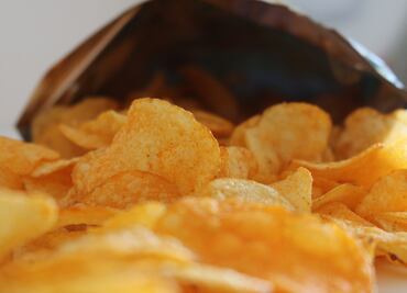 ¿Qué ingredientes tienen las papas fritas de bolsa?