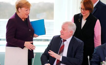 Ministro de Interior de Alemania evita darle la mano a Merkel por coronavirus