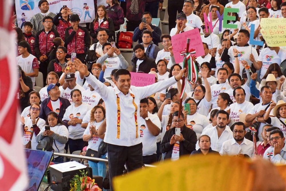 El gobernador Salomón Jara Cruz afirmó que más de 280 mil oaxaqueños salieron de la pobreza; “voy a seguir trabajando incansablemente en los próximos tres años”, aseguró. Foto:Edwin Hernández / EL UNIVERSAL