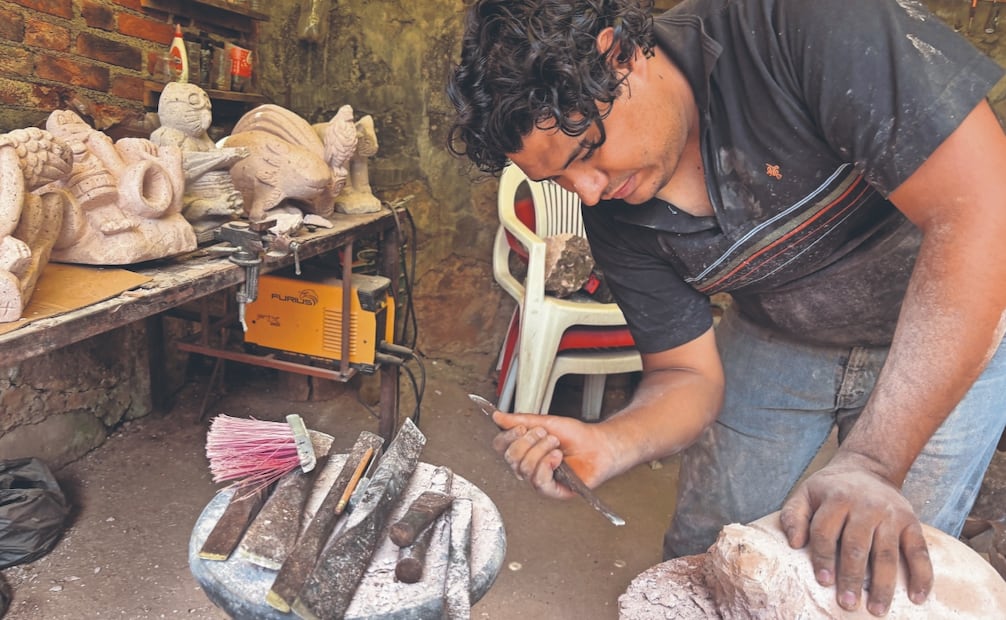 El artesano aprendió a trabajar en Quiroga, en el taller de su tío y talleres de Patambicho. Foto: Carlos Arrieta/ EL UNIVERSAL