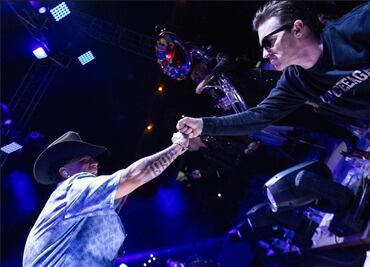 Drake Bell se sube al escenario con Grupo Firme y ¡le entra al tequila!