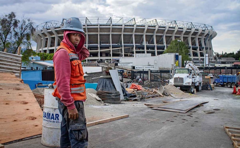 Mientras se realizan las adecuaciones al Estadio Banorte, que albergará el partido inaugural del Mundial 2026, en los alrededores se trabaja en obras peatonales, viales, hidráulicas y en el transporte público. Fotos: Carlos Mejía y Santiago Reyes / EL UNIVERSAL