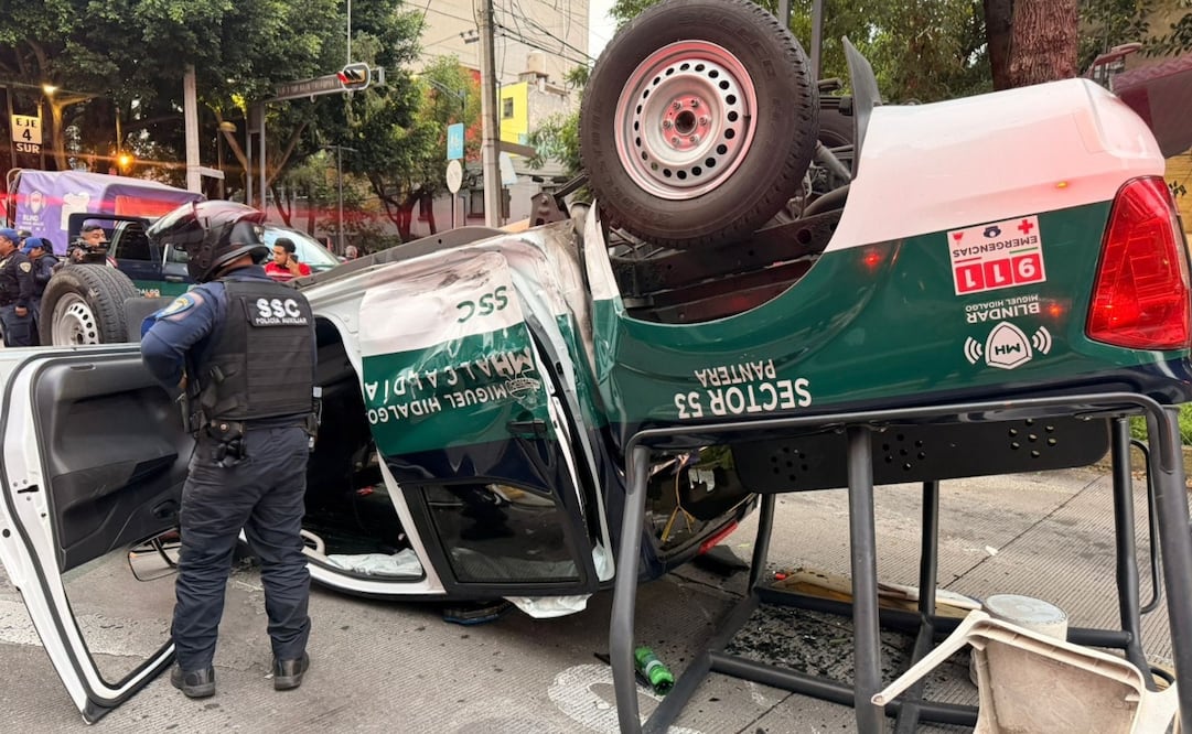 Una camioneta de la Policía Auxiliar quedó volcada sobre la avenida Benjamín Franklin, en el cruce con la calle Saltillo. Foto: Especial