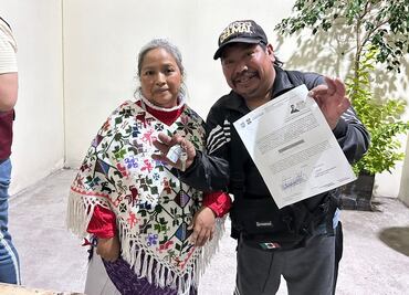 Reubican a 43 familias de campamento otomí en la colonia Juárez