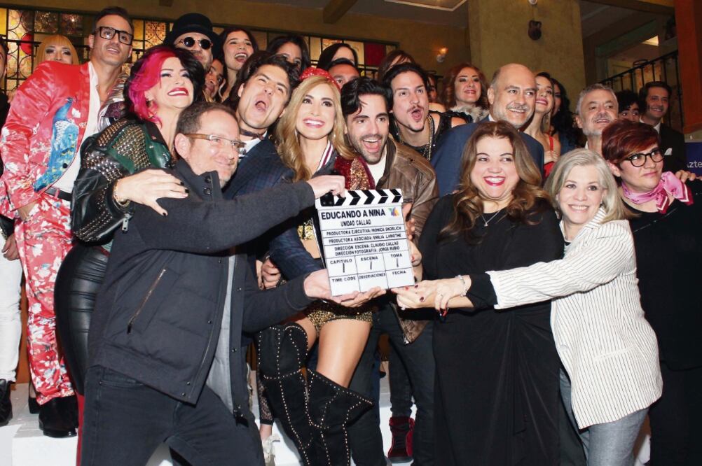 El elenco de la teleserie, protagonizada por Cynthia (al centro), en el claquetazo.