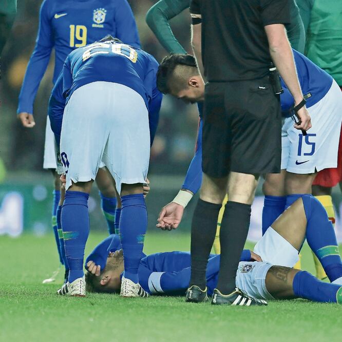 El brasileño sufrió una molestia muscular y tuvo que abandonar. Foto: Mike Egerton. AP