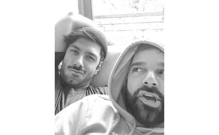 Ricky Martin comparte foto junto a su esposo y sus cuatro hijos