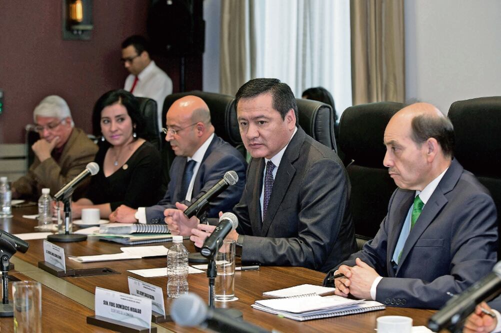 Los legisladores se reunieron ayer con el secretario de Gobernación, Miguel Ángel Osorio Chong (centro); el comisionado Nacional de Seguridad, Renato Sales, y el subsecretario de Gobernación de Enlace Legislativo, Felipe Solís (SEGOB)