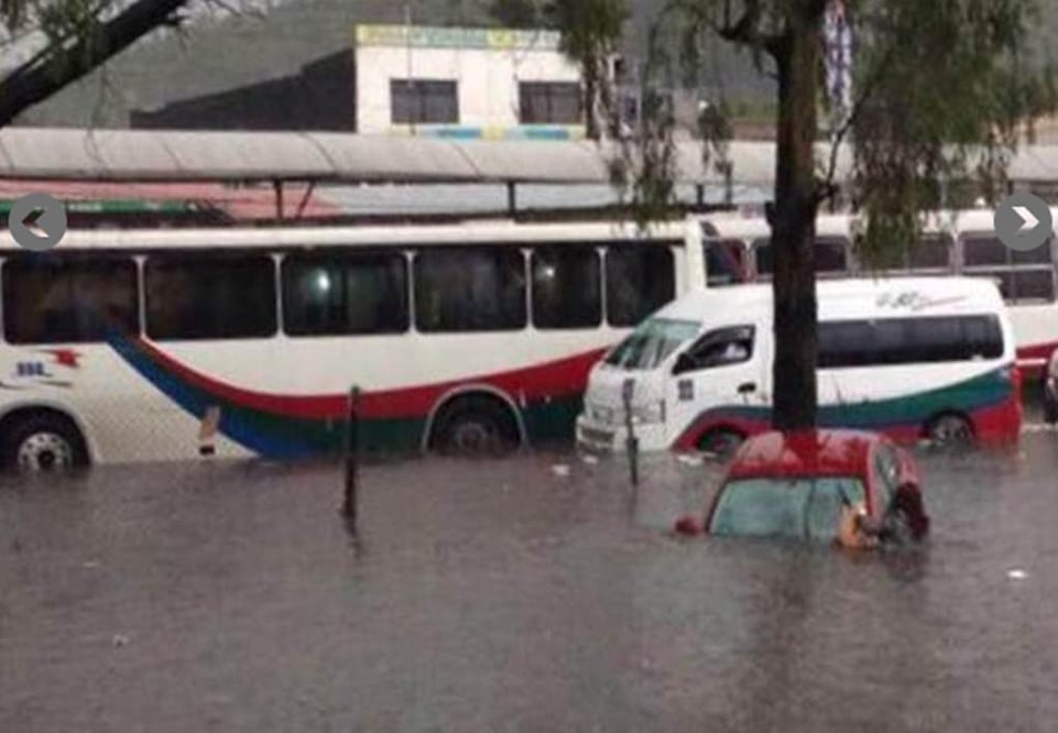 En algunas zonas de Insurgentes Norte, a lo largo de un kilómetro, el agua alcanzó un metro de altura. Durante varias horas cientos de vehículos permanecieron varados. Foto Especial