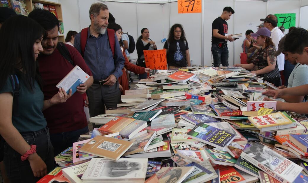 Asistentes al Gran remate de libros y discos en el Monumento a la Revolución. Foto: Carlos Mejía/El Universal.