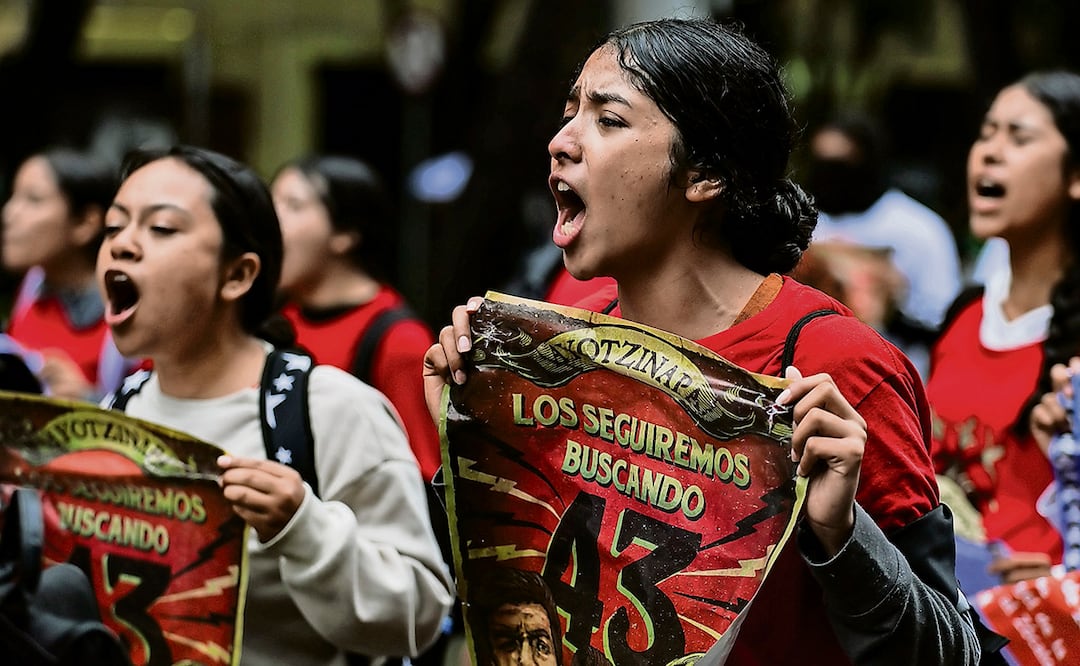 Estudiantes marcharon hacia el Zócalo con consignas de exigencia de justicia y con la convicción de que no permitirán que el caso quede impune. Foto: Hugo Salvador | El Universal