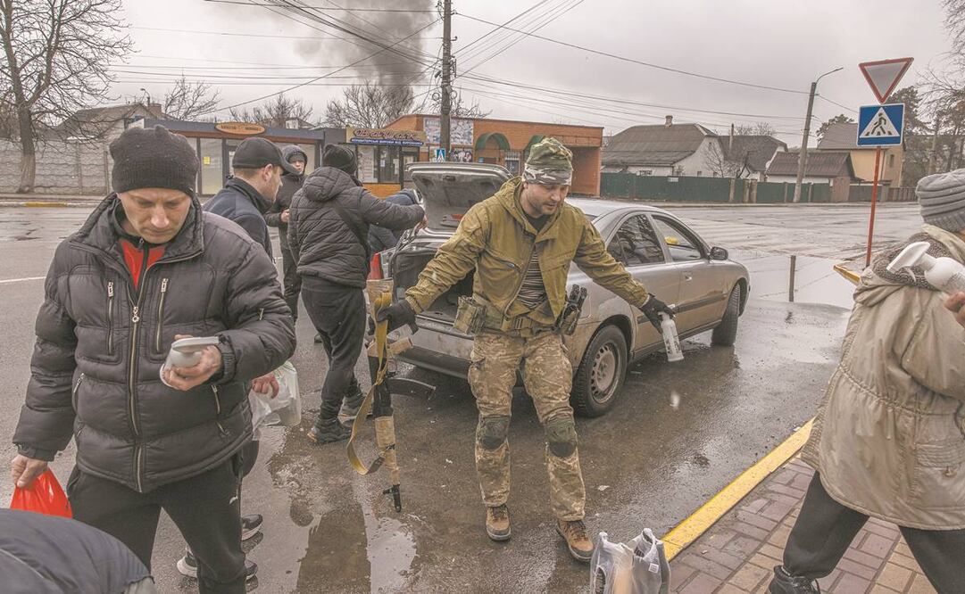 Militares ucranianos reparten víveres a los civiles que han permanecido en la ciudad de Kiev, Ucrania. Foto: ROMAN PILIPEY/ EFE.