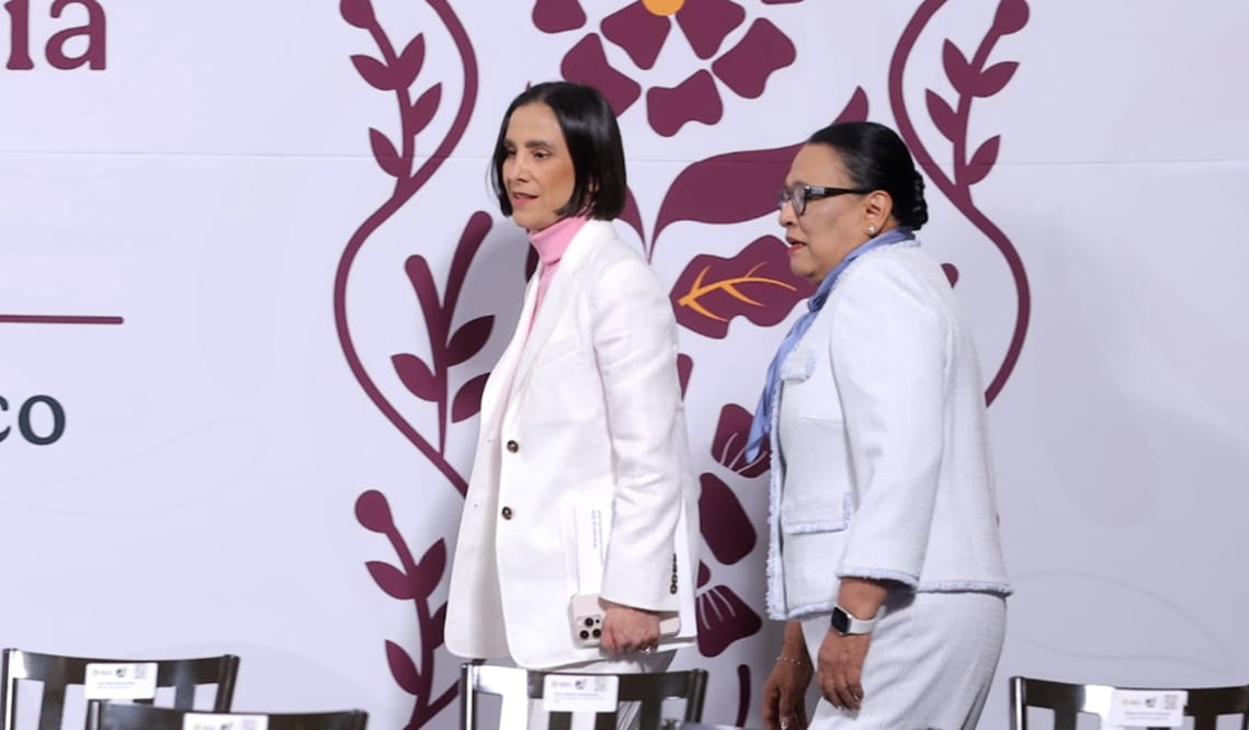 Luz Elena González y Rosa Icela Rodríguez durante la mañanera de Sheinbaum del 9 de abril de 2025. Foto: Gabriel Pano/EL UNIVERSAL