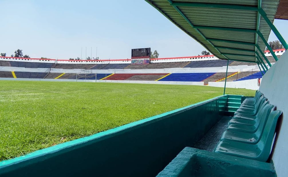 Zona de jugadores en el Estadio Neza 86. La separación entre bancas y gradas es reducida; durante la inauguración del recinto, los jugadores debieron tener a los asistentes respirándoles en la nuca. Foto: Santiago Cadena/EL UNIVERSAL.