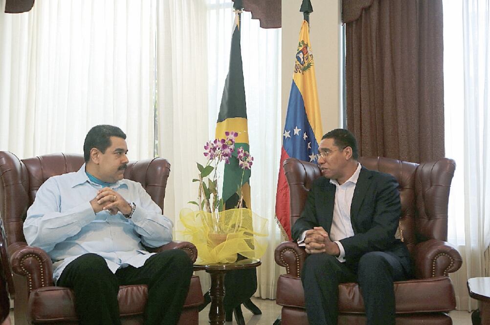 El presidente venezolano reunido con el primer ministro de Jamaica, Andrew Holness, en Kingston, el domingo, previo a su viaje de trabajo a Trinidad y Tobago (REUTERS)